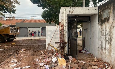 El miércoles se pudo despejar el ingreso al pasillo lindante y las familias retiraron sus pertenencias. El miércoles se pudo despejar el ingreso al pasillo lindante y las familias retiraron sus pertenencias.