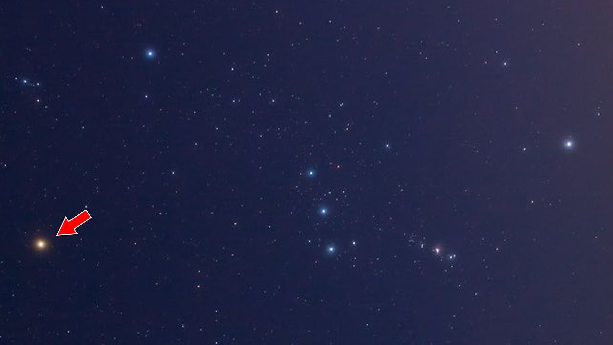 La estrella rojiza que puede verse cerca de Las Tres Marías es Betelgeuse