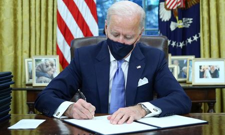 Joe Biden se desprende de Donald Trump. Joe Biden se desprende de Donald Trump.