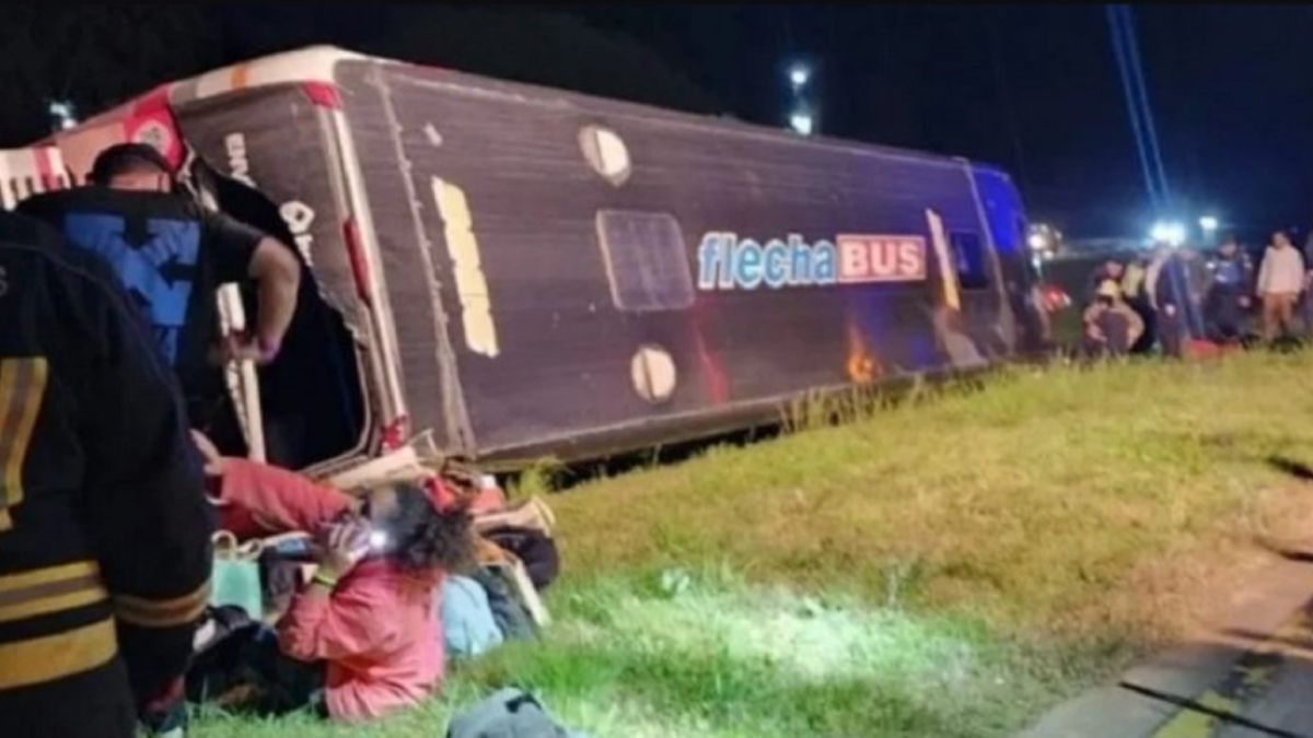Volcó un colectivo que trasladaba egresados en Entre Ríos: hay 9 heridos graves