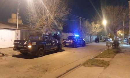 Un agente policial se atrincheró en su casa de barrio Nueva Esperanza tras una discusión con su pareja. Un agente policial se atrincheró en su casa de barrio Nueva Esperanza tras una discusión con su pareja.