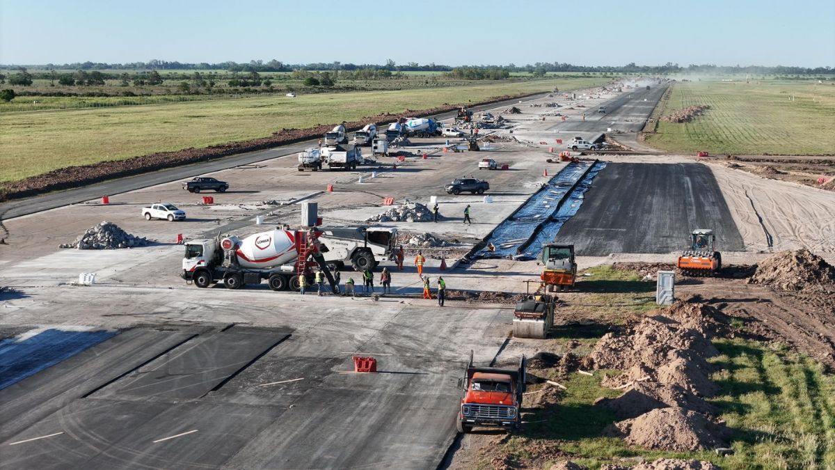 En Rosario, las obras de reconstrucción de la pista del Aeropuerto Internacional “Islas Malvinas” avanzan con ritmo sostenido. En Rosario, las obras de reconstrucción de la pista del Aeropuerto Internacional “Islas Malvinas” avanzan con ritmo sostenido.