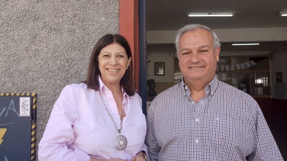 Pablo Farías votó acompañado de la Presidenta de la Cámara de Diputados de Santa Fe, Clara García. Pablo Farías votó acompañado de la Presidenta de la Cámara de Diputados de Santa Fe, Clara García.