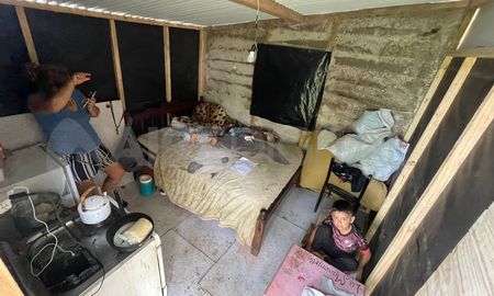 Los habitantes de la Vuelta del Paraguayo exigen que se instalen al menos diez módulos habitacionales más a la vera de la ruta nacional 168. Los habitantes de la Vuelta del Paraguayo exigen que se instalen al menos diez módulos habitacionales más a la vera de la ruta nacional 168.