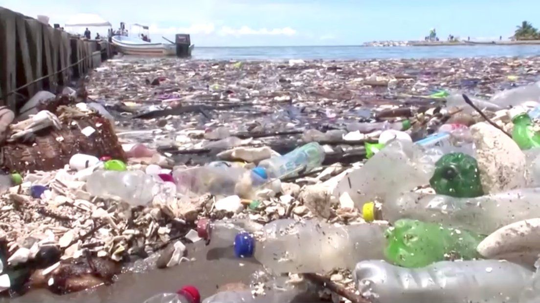 Video: un 'tsunami' de toneladas de basura inunda las playas de Honduras