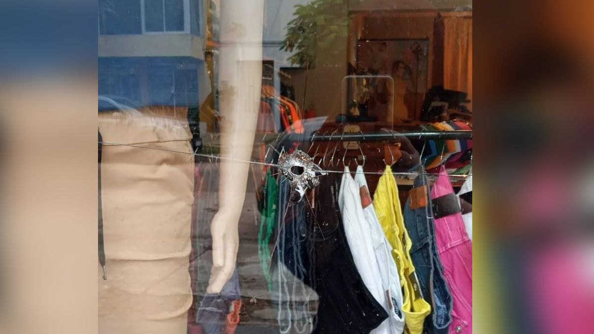 Balearon las vidrieras de varios locales comerciales de Tostado.