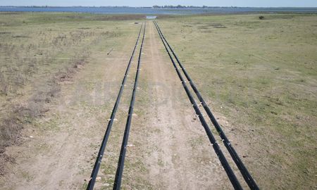 Cada uno de los caños soldados tiene una longitud de 12 metros. Cada uno de los caños soldados tiene una longitud de 12 metros.