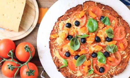 una pizza exquisita con masa de zanahorias y sin tacc una pizza exquisita con masa de zanahorias y sin tacc