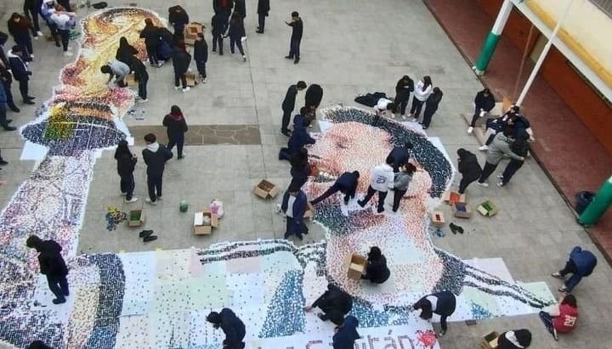 El homenaje de los alumnos a Lionel Messi. El homenaje de los alumnos a Lionel Messi.