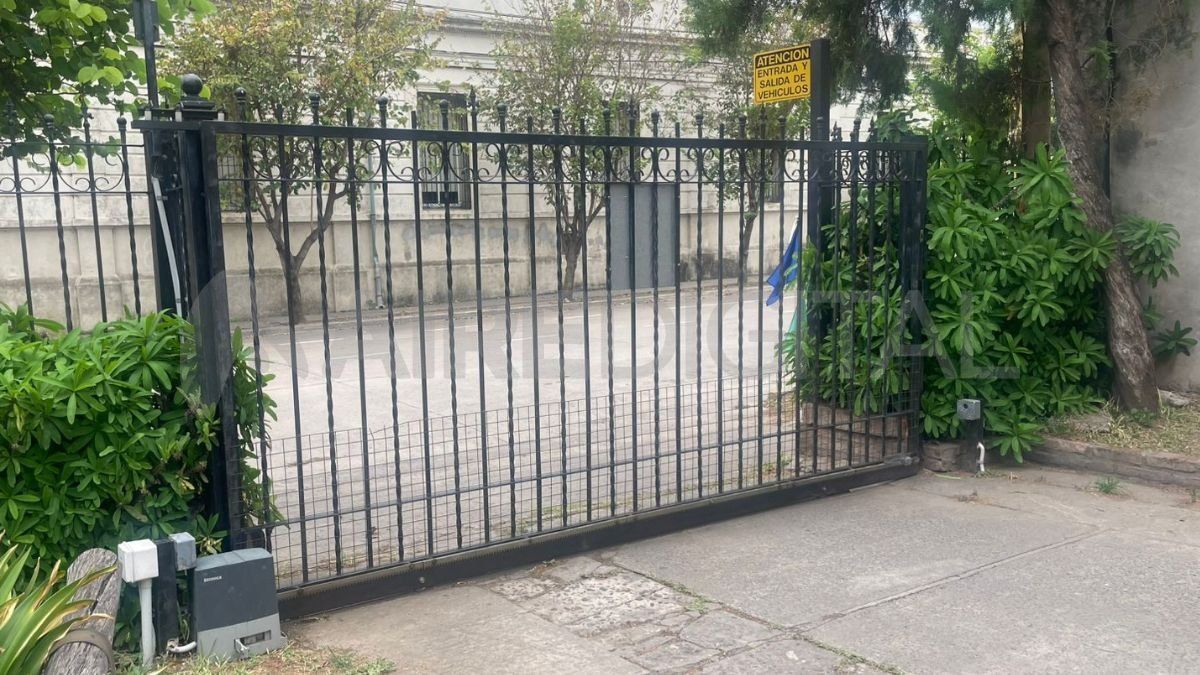 El portón ubicado al frente de calle Mendoza fue forzado en el momento del robo.