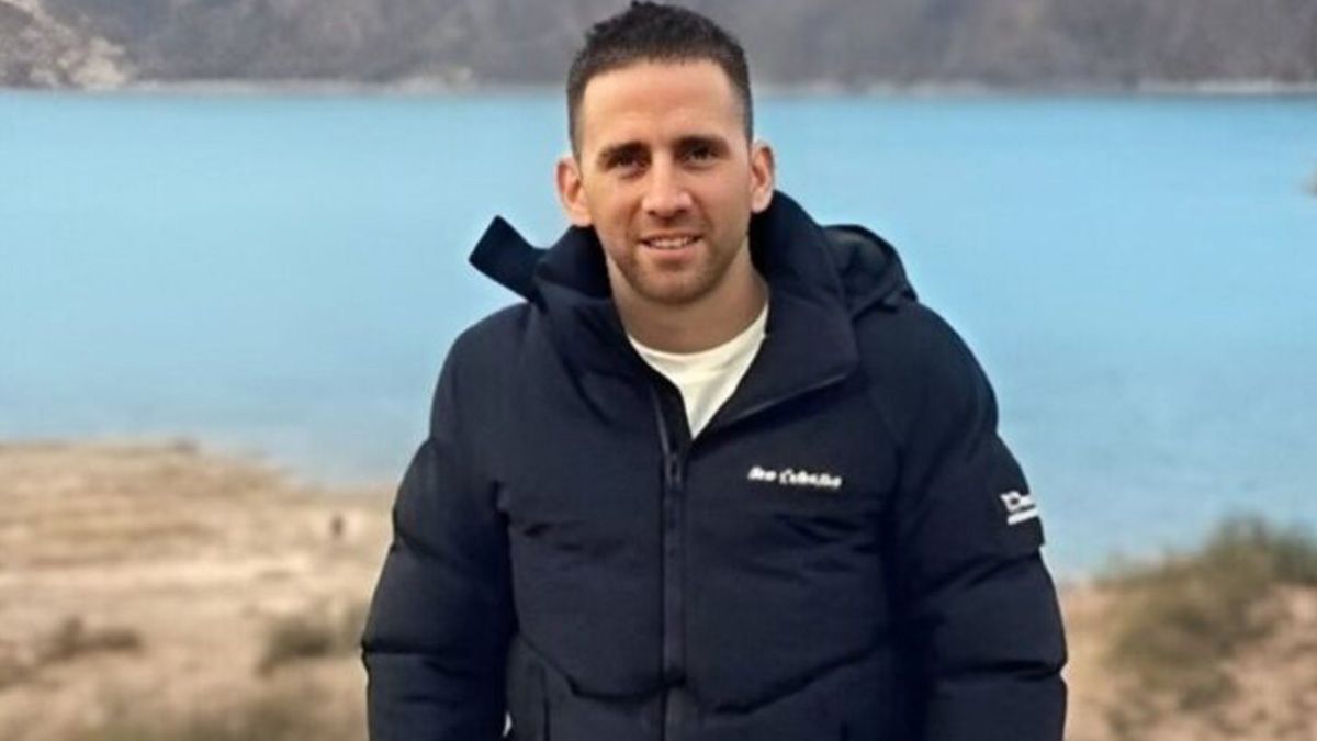 Se lo ve con una camisa y un pantalón celeste y fue reconocido por su pareja. No se indica dónde y cuándo fueron tomadas.