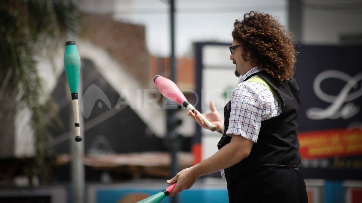 Malabarear la calle: los artistas de las esquinas de Santa Fe