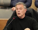 En varios tramos de la conferencia, el fiscal mantuvo un tono visiblemente ofuscado ante las consultas periodísticas. En varios tramos de la conferencia, el fiscal mantuvo un tono visiblemente ofuscado ante las consultas periodísticas.