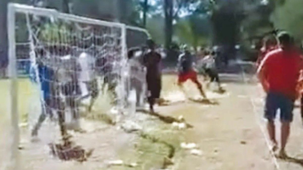 Una mujer agarró del cuello a un nene en un partido de fútbol infantil y desató una batalla campal: No podía respirar