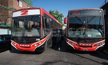 No habrá servicio de colectivos este miércoles y jueves. Los choferes del interior del país reclaman salarios idénticos a los que se pagan en Buenos Aires. No habrá servicio de colectivos este miércoles y jueves. Los choferes del interior del país reclaman salarios idénticos a los que se pagan en Buenos Aires.