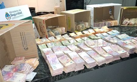 Dinero en cajas. Los investigadores detectaron que la pareja tenía más de 3 millones de pesos en su domicilio. Dinero en cajas. Los investigadores detectaron que la pareja tenía más de 3 millones de pesos en su domicilio.