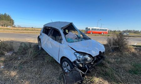 El chasis del auto quedó a la vera de la avenida tras el vuelco fatal. El chasis del auto quedó a la vera de la avenida tras el vuelco fatal.