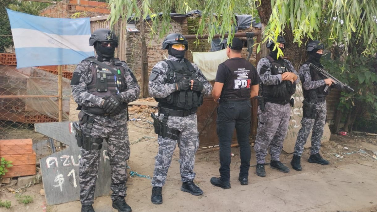 Golpe al narcomenudeo en Rosario: cuatro detenidos y más de 400 dosis de cocaína secuestradas en allanamientos en zona norte Golpe al narcomenudeo en Rosario: cuatro detenidos y más de 400 dosis de cocaína secuestradas en allanamientos en zona norte