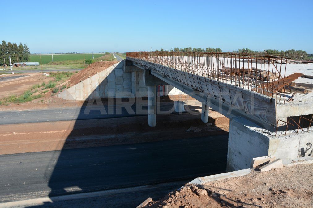 Al ser autovía, el cruce entre Susana y la ruta nacional 34 se realiza a diferente nivel, para ello se construye el puente correspondiente.