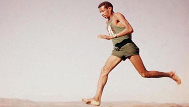 Dolor y gloria: la historia de Abebe Bikila, quien ganó una maratón descalzo en los Juegos Olímpicos
