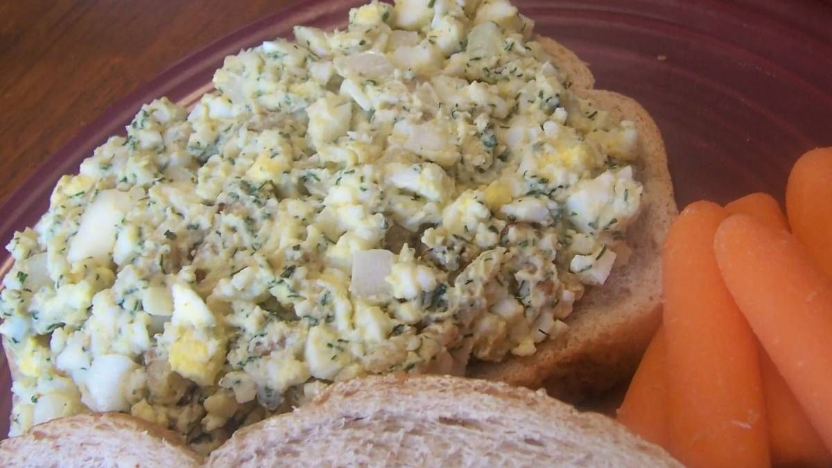 La incorporaci&oacute;n de manteca y jugo de lim&oacute;n a esta ensalada crea una emulsi&oacute;n que envuelve los huevos, elevando una preparaci&oacute;n sencilla a un plato de categor&iacute;a gourmet.