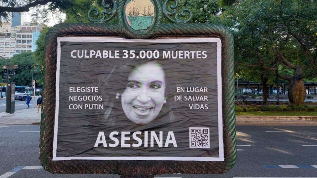 Los afiches de CFK que la acusan de "asesina". "Elegiste negocios con Putin", dicen.