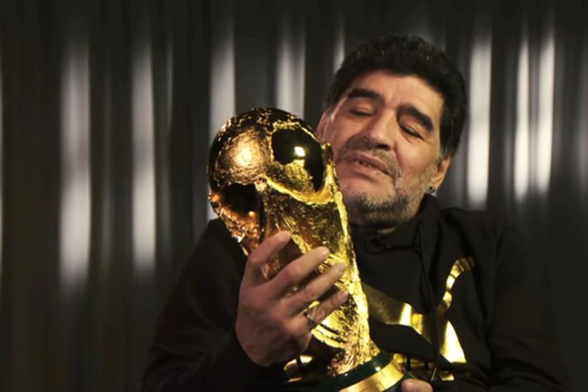 La regla indica que solo pueden tocar la Copa los campeones del Mundo o los jefes de Estado.