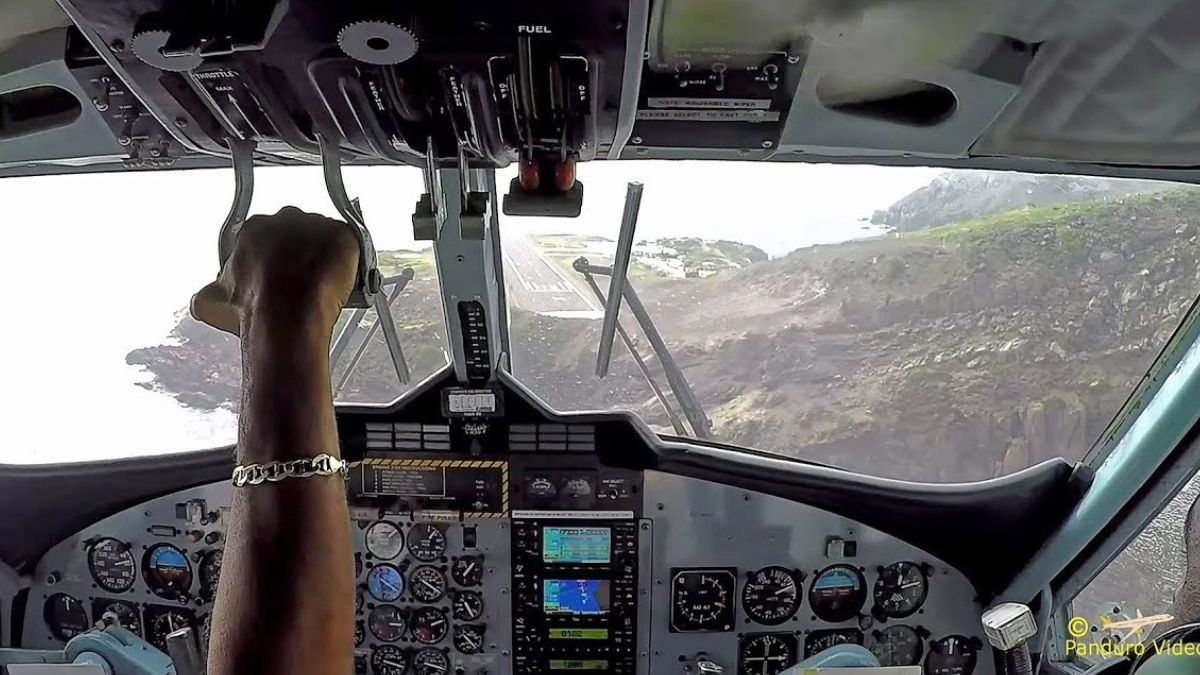 Así se ve la aproximación final a la pista 12 de Saba (que se aprecia entre el parante central y el limpiaparabrisas derecho) desde la cabina de un de Havilland Canada DHC-6 Twin Otter de la empresa Winair. Una vez que toca la pista, el piloto tiene menos de 300 metros para detener con seguridad a este biturbohélice. Así se ve la aproximación final a la pista 12 de Saba (que se aprecia entre el parante central y el limpiaparabrisas derecho) desde la cabina de un de Havilland Canada DHC-6 Twin Otter de la empresa Winair. Una vez que toca la pista, el piloto tiene menos de 300 metros para detener con seguridad a este biturbohélice.