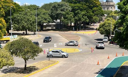 La esquina sirve como punto de acceso para el Parque del Sur de Santa Fe. La esquina sirve como punto de acceso para el Parque del Sur de Santa Fe.