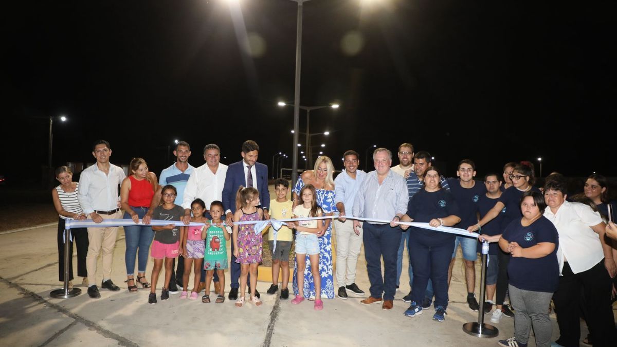 El gobernador Maximiliano Pullaro y el senador Felipe Michlig inauguraron el acceso norte a la ciudad de Ceres.