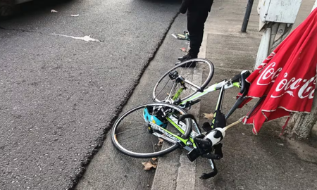Un ciclista perdió la vida luego de impactar contra un auto estacionado, en Rosario. Un ciclista perdió la vida luego de impactar contra un auto estacionado, en Rosario.
