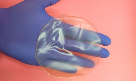 El apósito acelera la cicatrización, minimiza las cicatrices y ayuda a prevenir infecciones en heridas de la piel. El apósito acelera la cicatrización, minimiza las cicatrices y ayuda a prevenir infecciones en heridas de la piel.