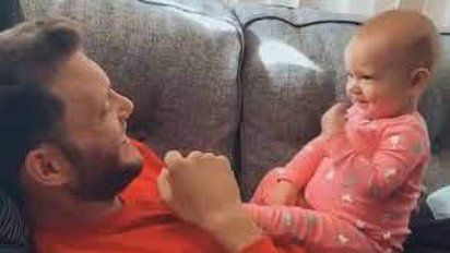 Viral: un bebé trata de comunicarse con su padre sordo usando lenguaje de  señas