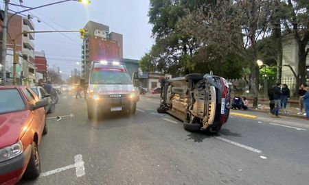 Una mujer protagonizó un fuerte accidente con la camioneta que manejaba Una mujer protagonizó un fuerte accidente con la camioneta que manejaba