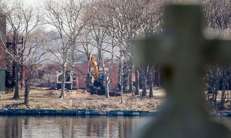 Cementerio de la Isla de Harr, preparándose pare recibir cadáveres del COVID-19. EFE Cementerio de la Isla de Harr, preparándose pare recibir cadáveres del COVID-19. EFE