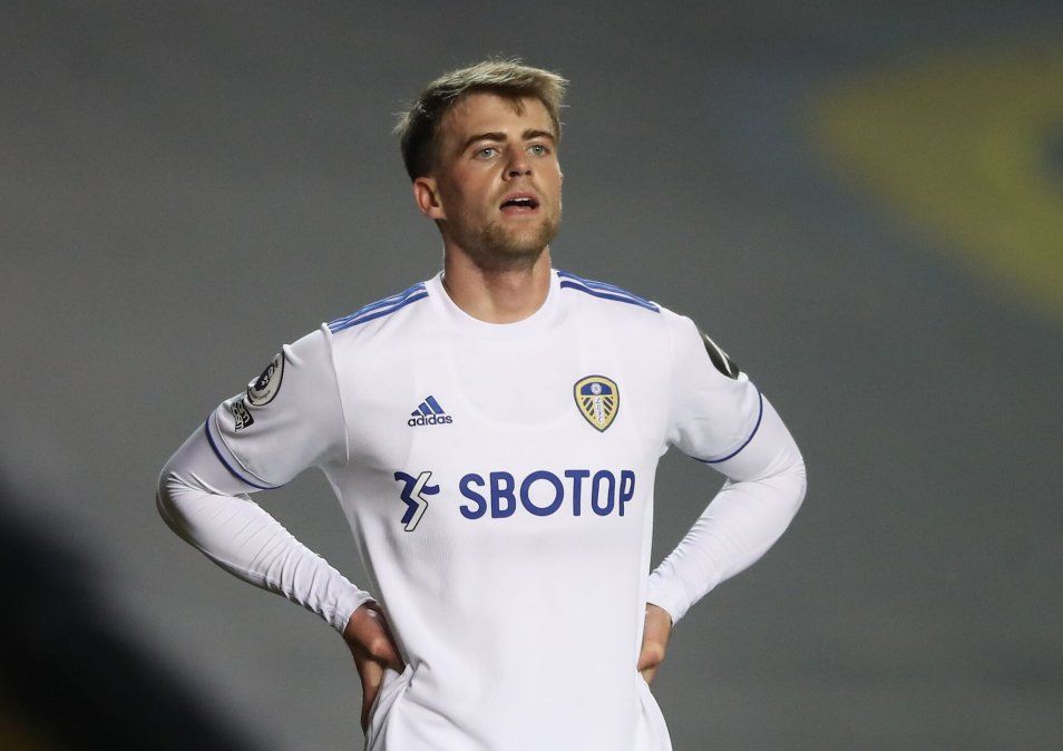 Patrick Bamford, goleador del Leeds, reveló que le pegó un pelotazo involuntario a Marcelo Bielsa y le rompió los lentes.