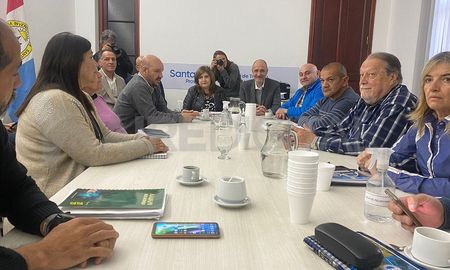 El gobierno de Santa Fe y los gremios docentes provinciales se reunieron este lunes por la tarde en el marco de la mesa paritaria. El gobierno de Santa Fe y los gremios docentes provinciales se reunieron este lunes por la tarde en el marco de la mesa paritaria.