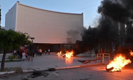 La explanada de la legislatura chubutense fue escenario de incidentes y manifestaciones contra la megaminería. La explanada de la legislatura chubutense fue escenario de incidentes y manifestaciones contra la megaminería.