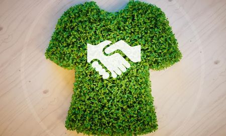 Según un informe de la ONU, la industria de la moda es la segunda más contaminante del planeta, ya que produce más emisiones de carbono que todos los vuelos y transportes marítimos internacionales juntos. Según un informe de la ONU, la industria de la moda es la segunda más contaminante del planeta, ya que produce más emisiones de carbono que todos los vuelos y transportes marítimos internacionales juntos.