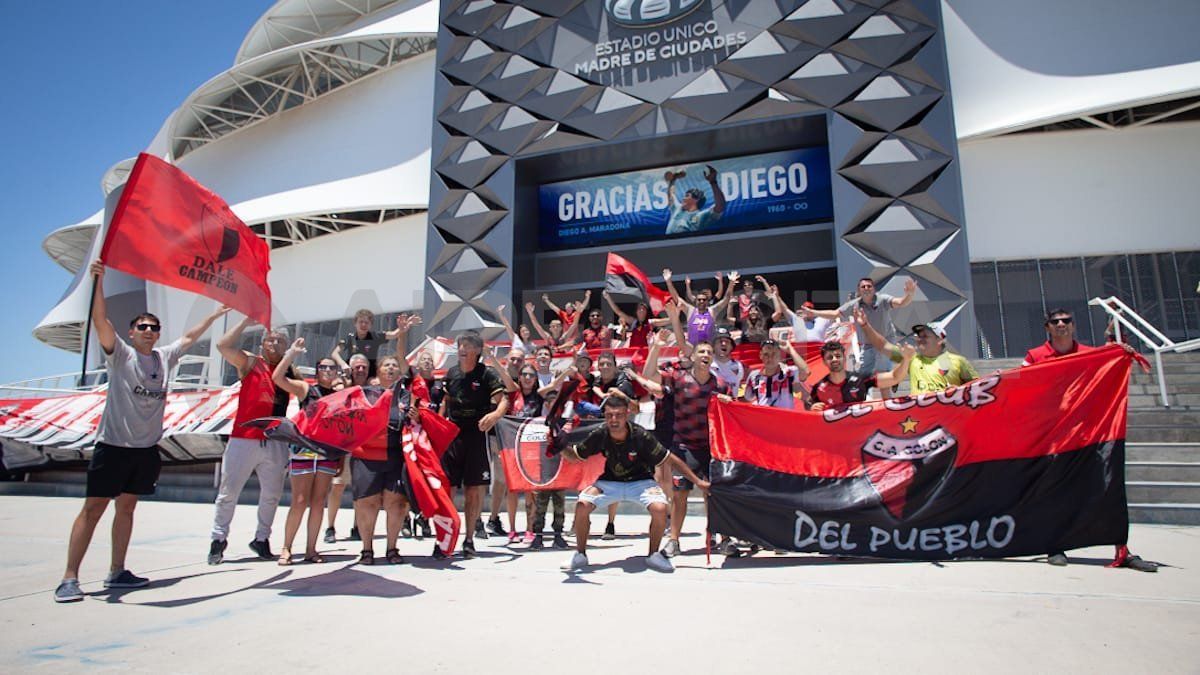 Los santafesinos pintaron el paisaje de Santiago del Estero de roji y negro.