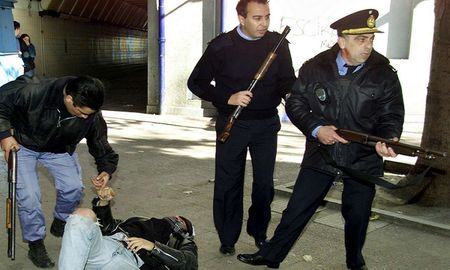 Los policías bonaerenses Franchiotti y Acosta acaban de disparar en el hall de la estación de trenes de Avellaneda. (Foto: Reuters) Los policías bonaerenses Franchiotti y Acosta acaban de disparar en el hall de la estación de trenes de Avellaneda. (Foto: Reuters)