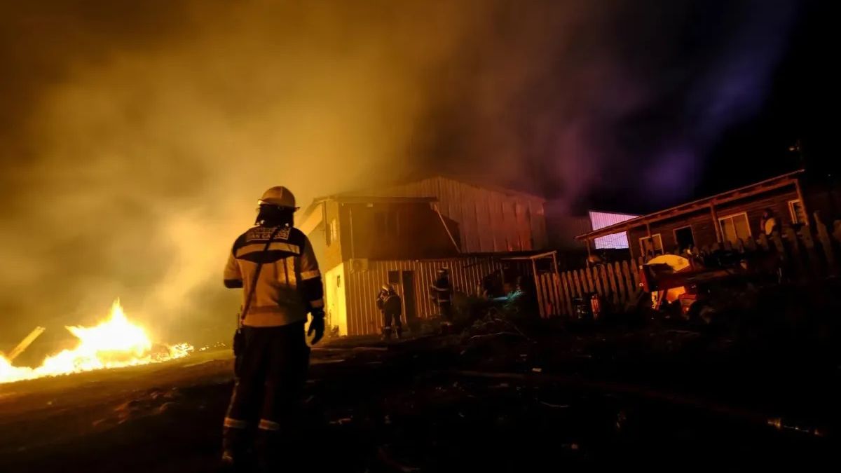 En la región de Ñuble, el fuego ya había afectado unas 550 hectáreas en la zona de Chillán Viejo y otras 200 hectáreas en otra localidad cercana de la capital regional, quemando infraestructura y algunas viviendas.