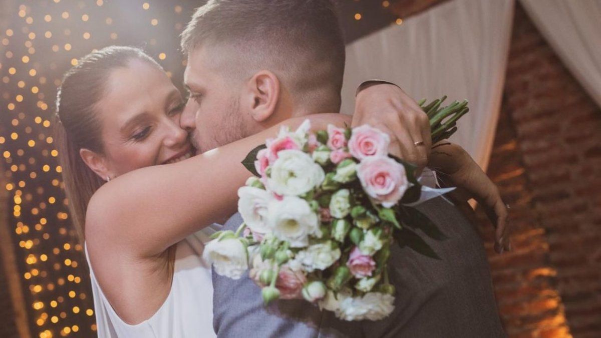 Barbie Vélez firmó la libreta roja y el sábado realizarán una fiesta para cien personas acorde con los protocolos vigentes por la pandemia.