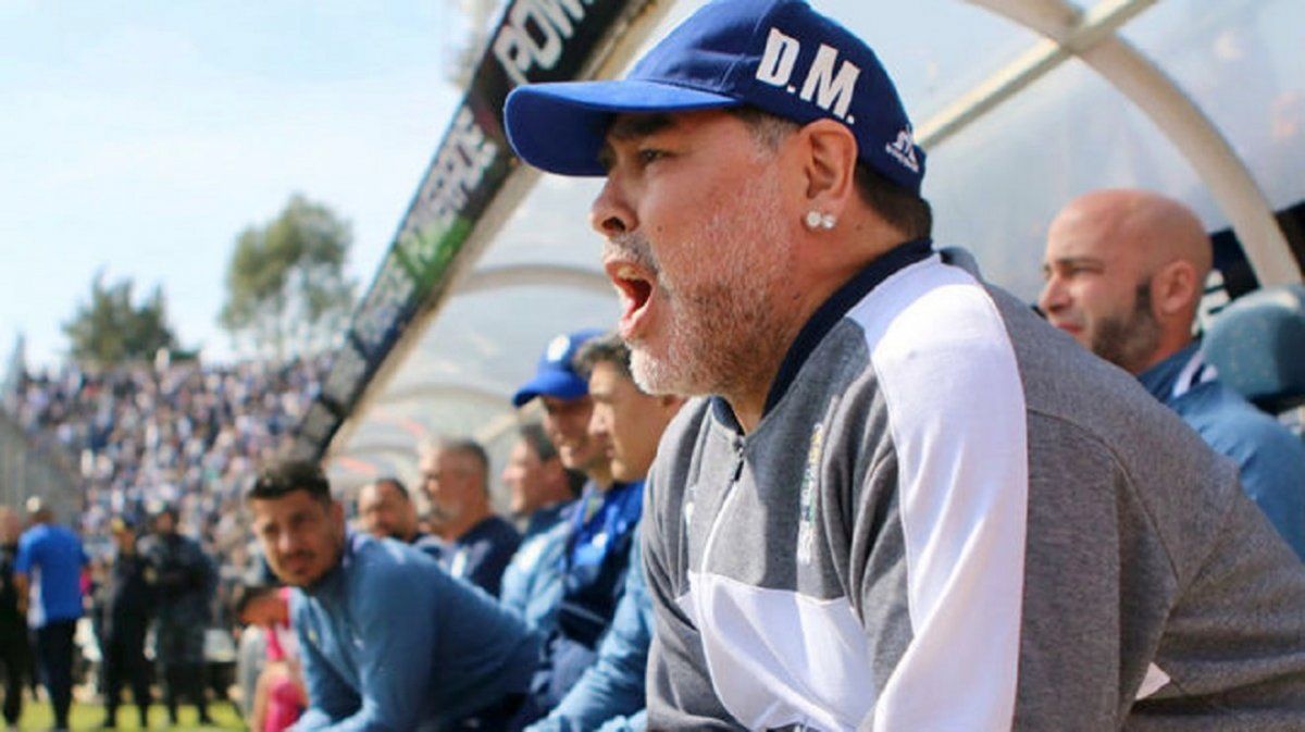 Maradona prepara un cambio para visitar a Boca