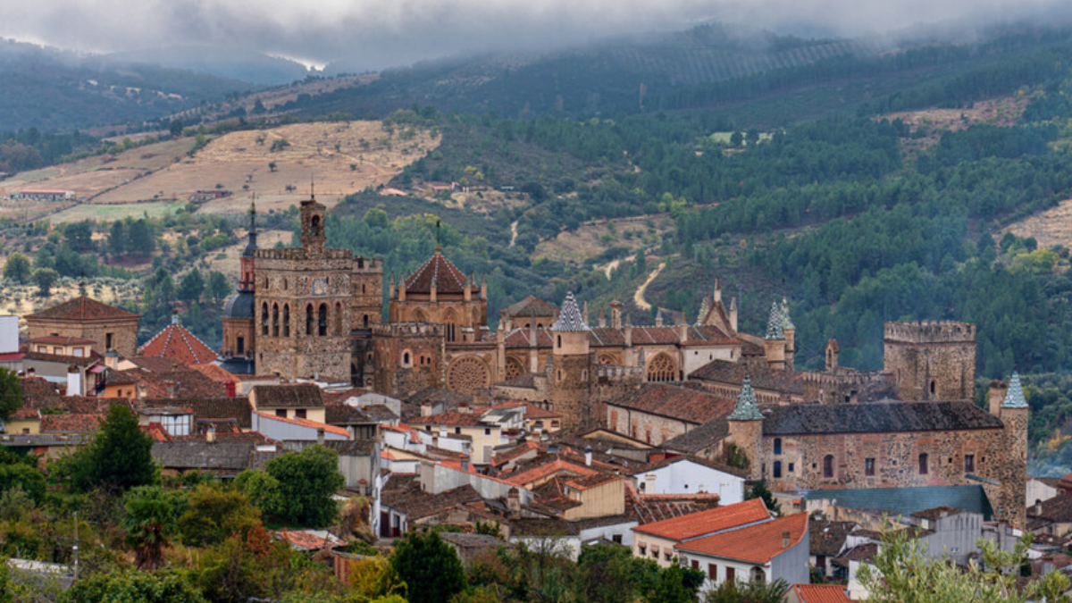 El programa ofrece hasta 15.000 euros a profesionales que trabajen remotamente y se comprometan a vivir en Extremadura hasta 2027.