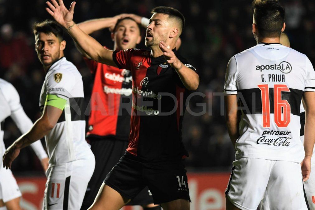 Federico Lértora se lamenta su cabezazo en el palo que hubiese significado el empate transitorio ante Olimpia.