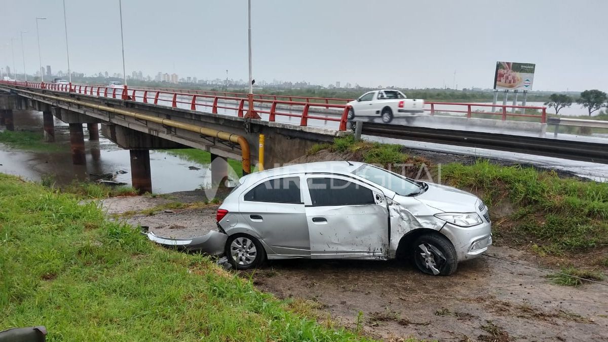 Despistó un auto en el ingreso al puente sobre el río Salado en la autopista por la intensa lluvia