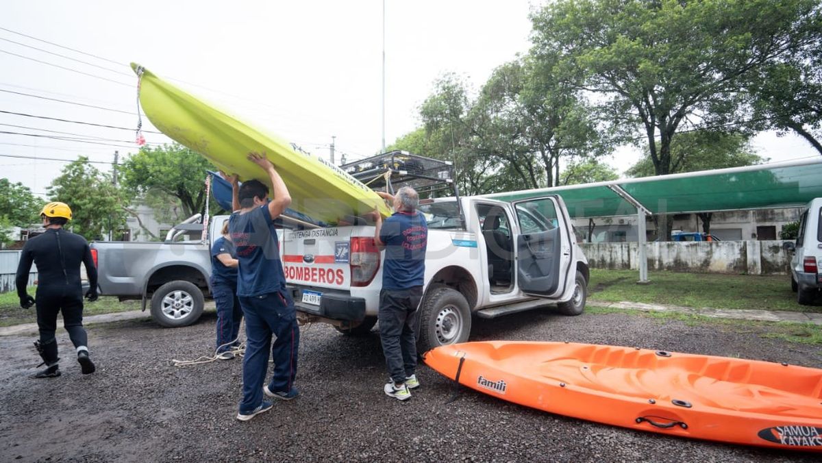 La Brigada de Rescate Acuático de Bomberos Voluntarios trabaja para asistir a los vecinos.