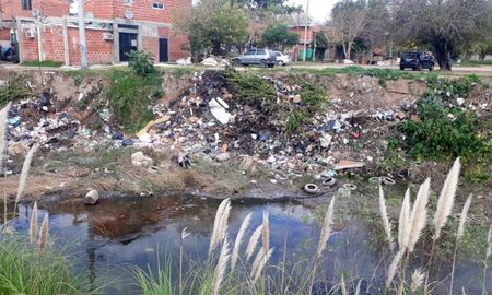 En el Arroyo Ludueña se tomaron muestras de agua y los resultados arrojaron que estaban contaminadas. En el Arroyo Ludueña se tomaron muestras de agua y los resultados arrojaron que estaban contaminadas.