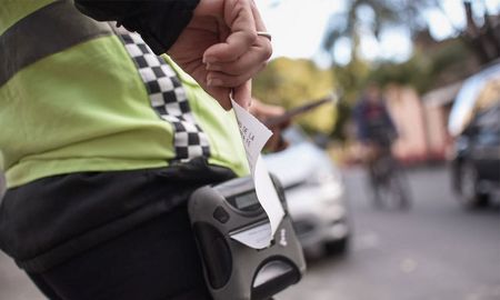 Cada vez más automovilistas utilizan el celular mientras conducen. Cada vez más automovilistas utilizan el celular mientras conducen.